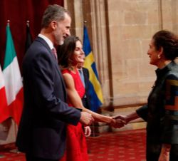 Su Majestad el Rey hizo entrega de la insignia de la Fundación a Alma Guillermoprieto, Premio Princesa de Asturias de Comunicación y Humanidades